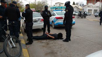 robo un celular en un local centrico, intento darse a la la fuga en un taxi y lo atraparon