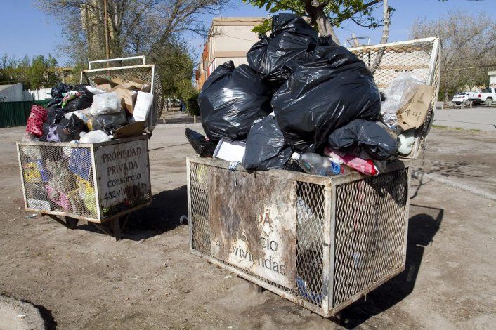 En el sector de las 432 viviendas se puede observar la gran cantidad de basura que espera ser recolectada por parte de la Municipalidad de Cipolletti.&nbsp;
