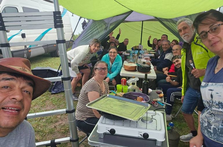 El grupo de rodanteros con los que Ana comparte una experiencia única. Del Alto Valle a Brasil en Motorhome. El grupo de rodanteros con los que Ana comparte una experiencia única. Del Alto Valle a Brasil en Motorhome.