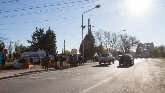 Los militantes de Barrios de Pie llegaron con los bombos y preparados para el corte, pero al final no pasaron de la banquina.