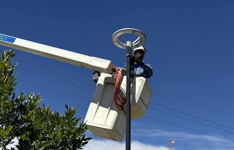 El Municipio avanza, en paralelo, en la la renovación de luminarias led en la ciudad. El Municipio avanza, en paralelo, en la la renovación de luminarias led en la ciudad.