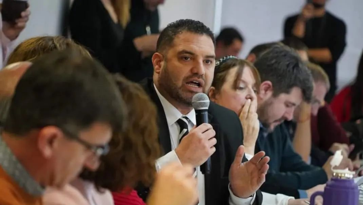 Denuncian contratos millonarios para mejorar relaciones