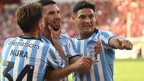 Maravilla Martínez festeja con Mura y Salas el gol de la victoria. 