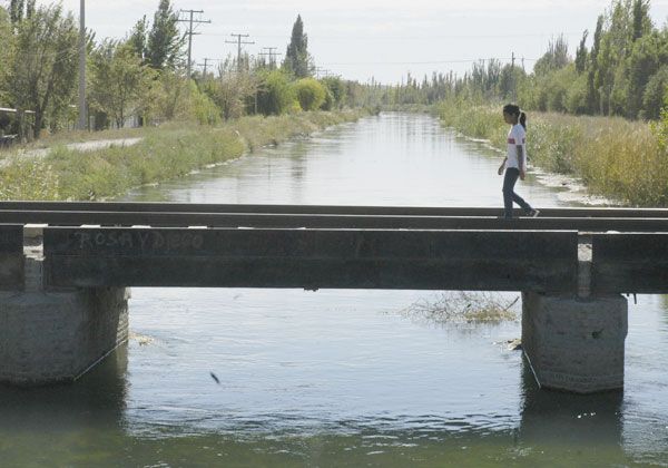 Preocupa la bajante en el canal principal de riego