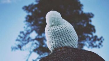 los gorros de lana no van mas: cual es el accesorio que se usara este invierno