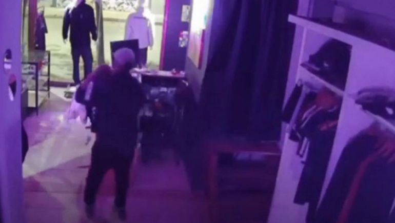 Robó indumentaria, rompió a patadas una moto policial y terminó tras las rejas