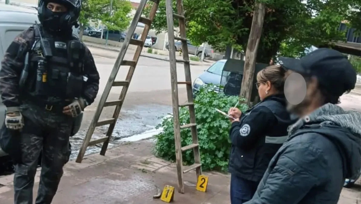 Dos detenidos en el Alto Valle, uno por intentar robar cables y el otro por una orden judicial.