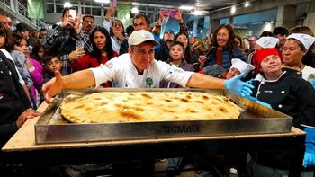 La empanada más grande del mundo fue realizada en Esquel y pesó más de 26 kilos. Foto: Gentileza (@EnEsquel). La empanada más grande del mundo fue realizada en Esquel y pesó más de 26 kilos. Foto: Gentileza (@EnEsquel).