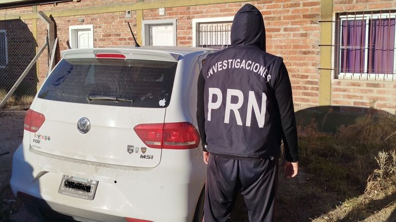 El Volkswagen Fox blanco fue una de las claves para dar con el estafador. Foto: Policía de Río Negro.