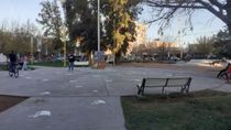 pintaran manos en un banco de la plaza san martin por una enfermedad poco frecuente