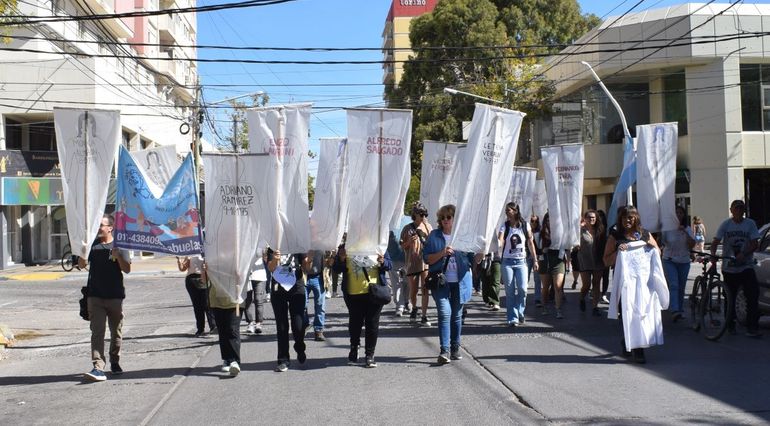 La masiva manifestación recorrió las calles del centro cipoleño y terminó con un acto frente a la Comisaría 4ta.&nbsp;