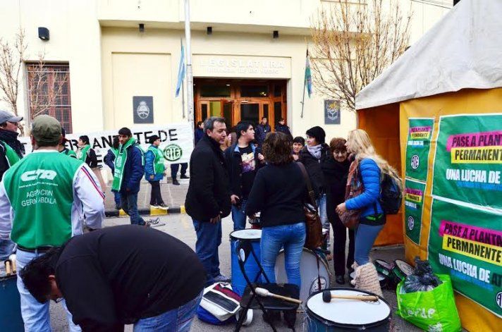 ATE inició vigilia y acampe frente a la Legislatura de Río Negro