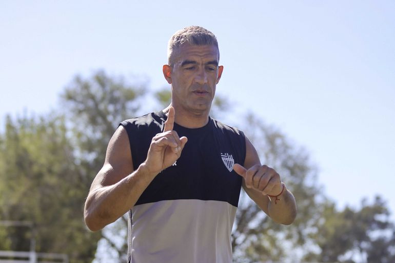 Manolo Berra deja todo en cada entrenamiento y en los partidos para Cipolletti. Es el que más vistió la casaca negra y blanca. Fotos: Anahí Cárdena 