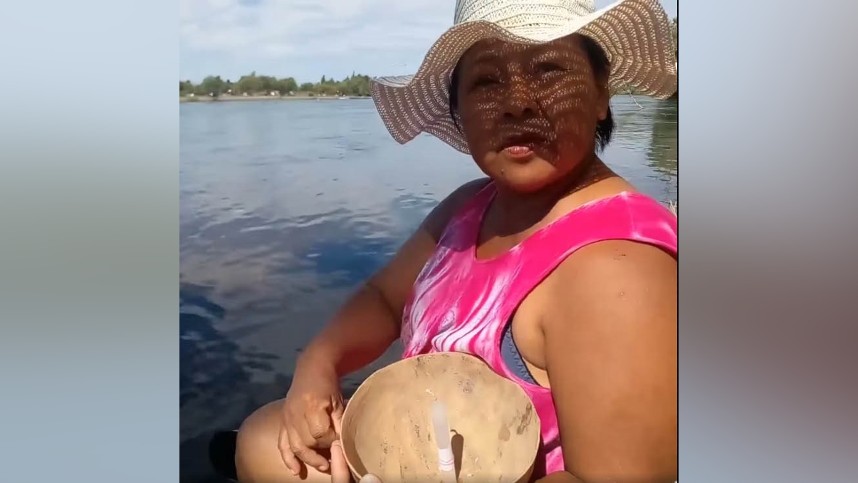 Kathy sigue buscando a su hija Yessica, de 10 años, que desapareció en el río Limay. Ante la desesperación, hizo la prueba de la vela, que según la creencia popular ayuda a encontrar a personas ahogadas.&nbsp;