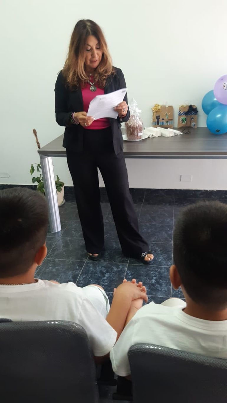 La jueza acondicionó el momento para hacer sentir único y especial el encuentro y la firma del reconocimiento pleno de los hermanos junto a su nueva familia. La jueza acondicionó el momento para hacer sentir único y especial el encuentro y la firma del reconocimiento pleno de los hermanos junto a su nueva familia.