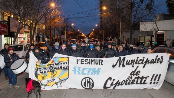 Ayer hubo una marcha al Municipio. Los trabajadores exigían que los recibiera Tortoriello, pero finalmente se fueron sin reunirse con ningún funcionario.