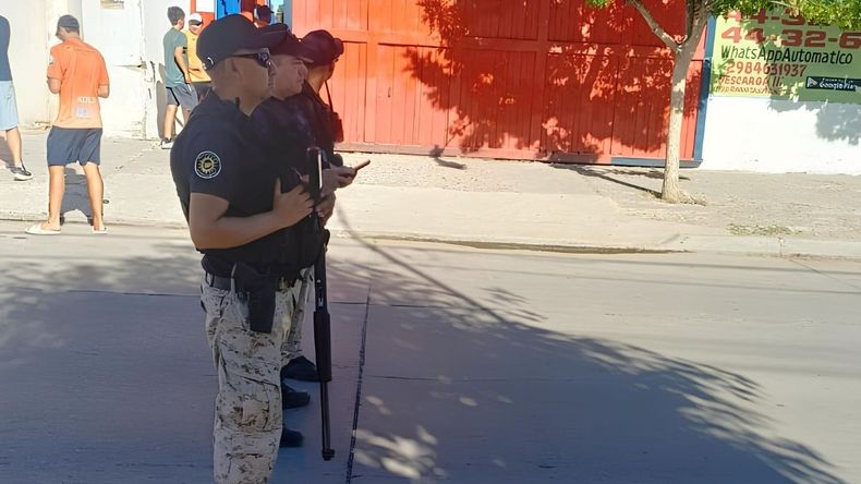 La Policía fue agredida en la cancha de Roca. Dos personas (un hombre y una mujer) fueron detenidos. | LMCipolletti.com La Policía fue agredida en la cancha de Roca. Dos personas (un hombre y una mujer) fueron detenidos.