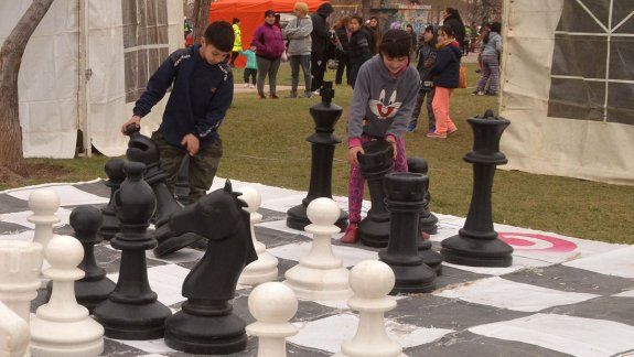 La alegría de los niños le ganó al día gris y frío