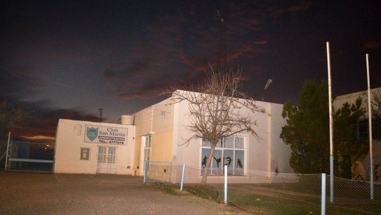 Los jugadores del León se calzan la casaca solidaria