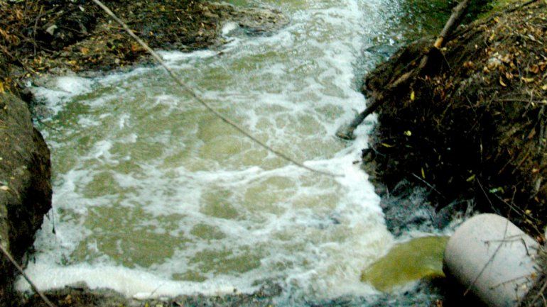 Cansados de la contaminación, vecinos de Los Sauces limpiarán el canal Los Milicos
