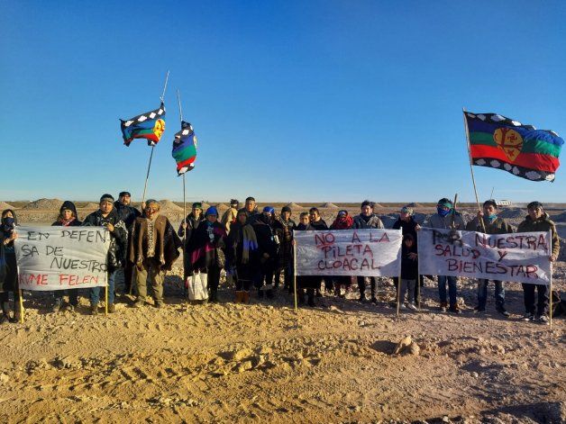 Mapuches denuncian piletas cloacales y bloquean las obras