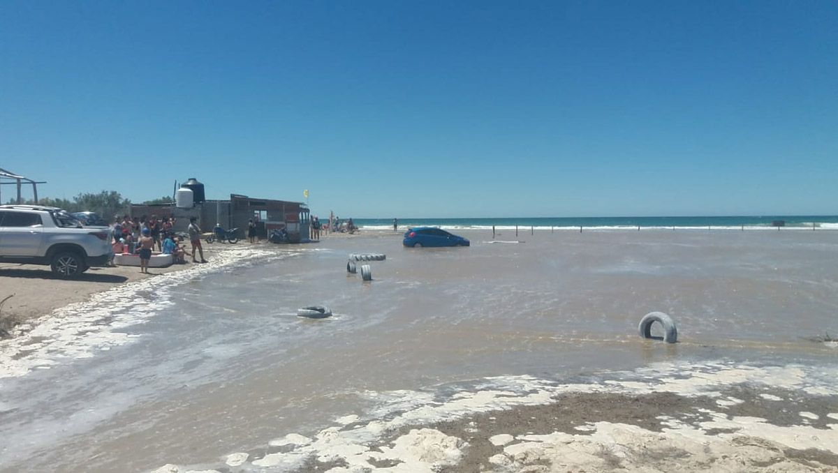 Así intentaban rescatar vehículos atrapados por la pleamar