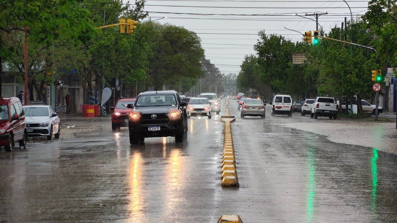 La ciudad se mantiene en alerta amarilla por fuertes lluvias y tormentas. El Municipio desplegó un importante operativo.