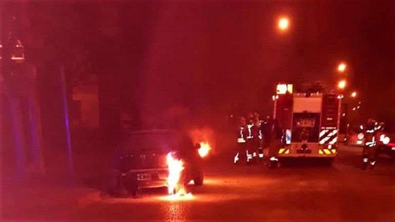 Le prendieron fuego el auto a un estudiante mientras cursaba