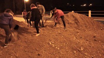 escandalo en roca por bloqueos de tierra que dividio la ciudad en dos escandalo en roca por bloqueos de tierra que dividio la ciudad en dos