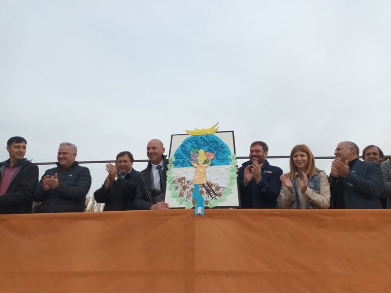 El gobernador Alberto Weretilneck estuvo en Fernández Oro e hizo anuncios para la ciudad. Foto gentileza Inforo