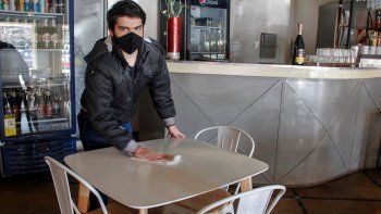 abren los bares con fuertes restricciones abren los bares con fuertes restricciones