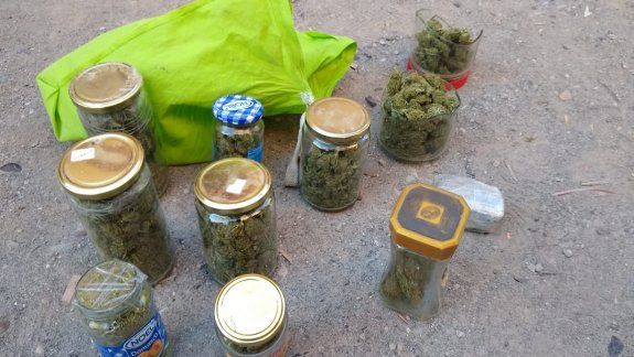 Le allanaron la casa y quiso escapar por la ventana con marihuana
