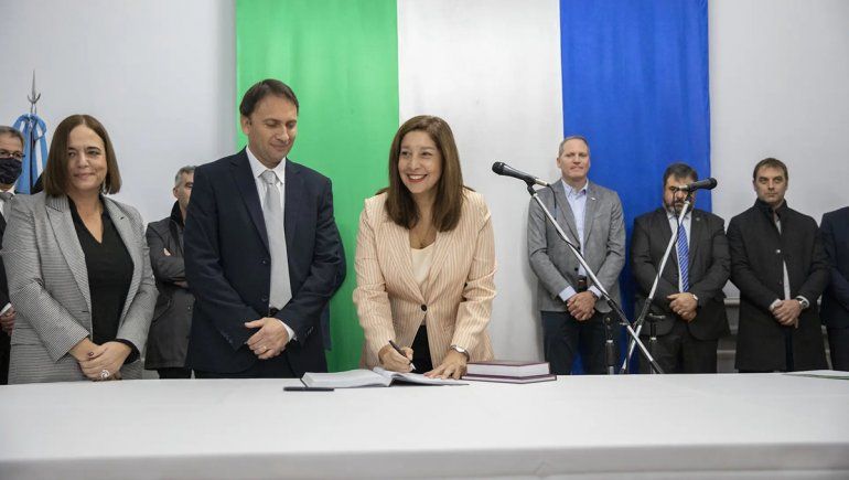 Carreras tomó juramento a Pablo Núñez, nuevo ministro de Educación