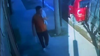 El sospechoso fue captado por una cámara de seguridad momentos antes de robarse el auto del vecino de Fernández Oro. 