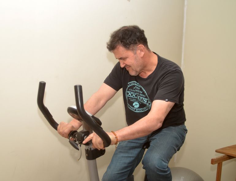 Siempre fue muy deportista y actualmente no le afloja en el mini gimnasio propio. Siempre fue muy deportista y actualmente no le afloja en el mini gimnasio propio.