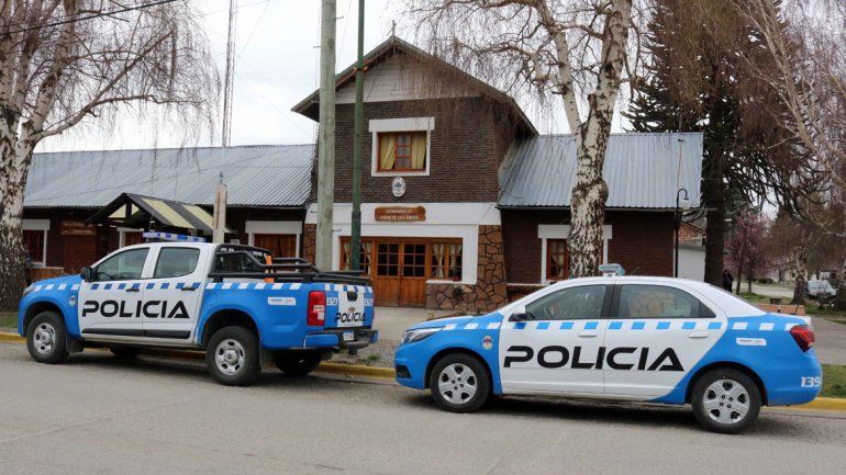 Un joven se peleó con su novia y se colgó en la plaza  de Junín de los Andes