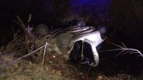 El auto se encontraba volcado, con las ruedas hacia arriba, adentro del desagüe