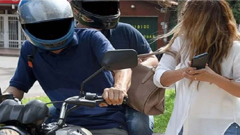 Motochorros malditos: violento robo a una joven cipoleña