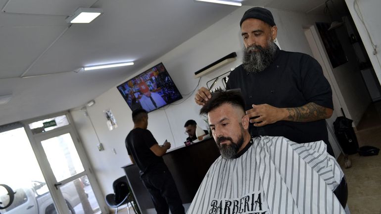 Juan tiene una numerosa clientela. Entre cortes escuchan música, tiran pasitos y toman café.