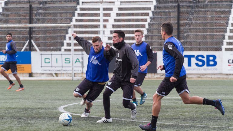 Giménez vuelve al once titular tras perderse el debut por una suspensión que arrastraba del torneo pasado.