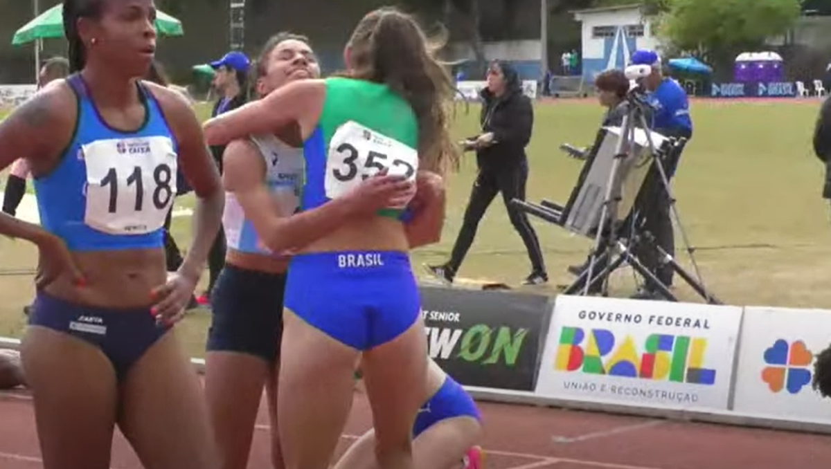 Martina Escudero abraza a Flavia María de Lima, la ganadora de la carrera.&nbsp;