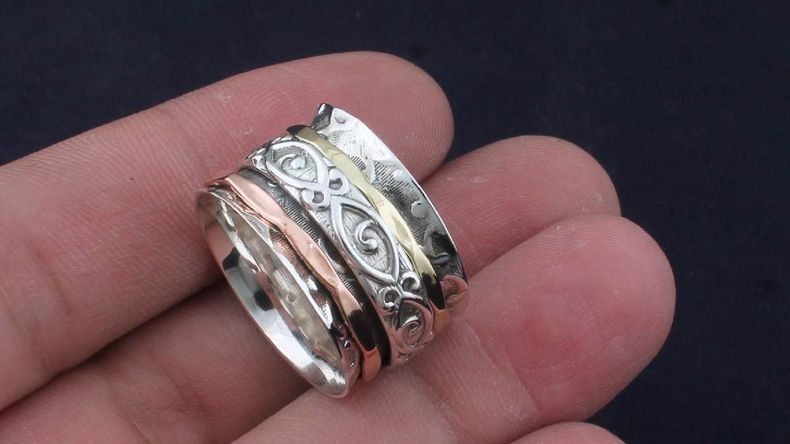 Los anillos giratorios vienen a reemplazar los juguetes antiestrés. | LMCipolletti.com Los anillos giratorios vienen a reemplazar los juguetes antiestrés.