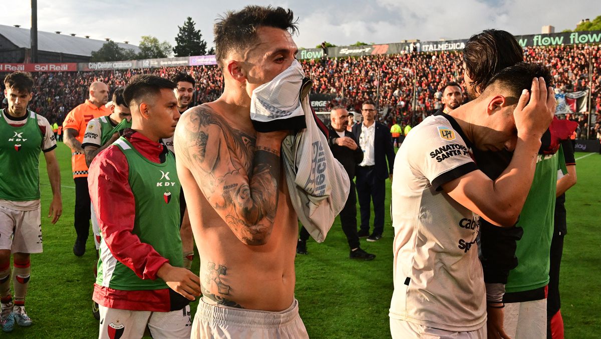 Los jugadores de Colón, visiblemente compungidos con el resultado.