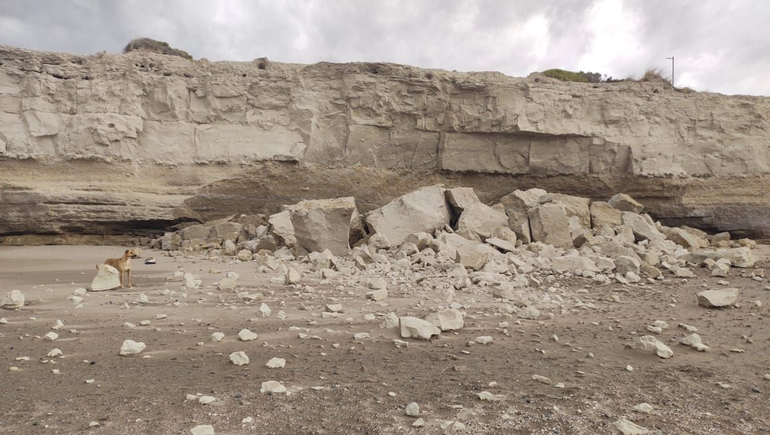 Otro desmoronamiento del acantilado en Las Grutas