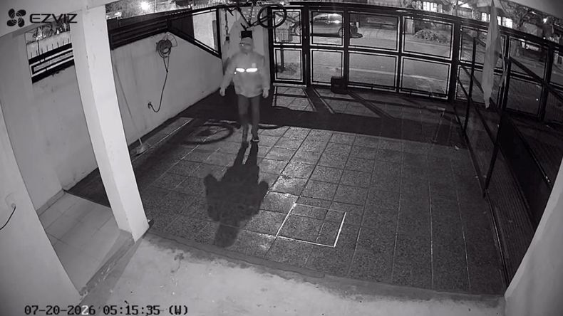 El ladrón quedó registrado por las cámaras de seguridad. | LMCipolletti.com El ladrón quedó registrado por las cámaras de seguridad.