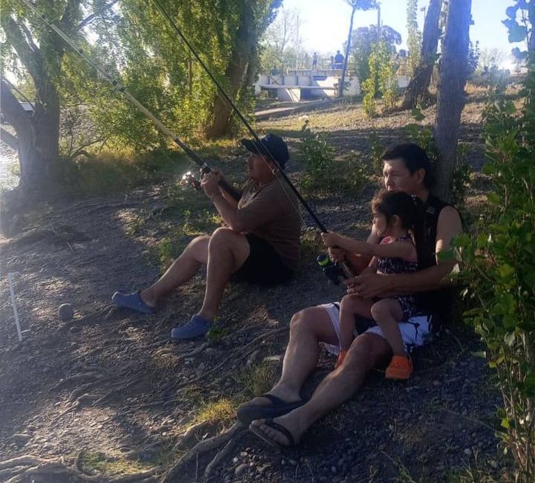 Los hermanos se la pasan de pesca en la zona.