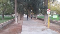Los mayores de 10 años no pueden andar en bicicleta por la plaza San Martín. Lo dice una ordenanza. Pero son muchos los que no la cumplen. 