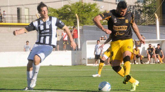 Lamolla sobre la marca de Piñero Da Silva. El 9 marcó el segundo tanto de Deportivo Madryn en su victoria ante Cipolletti tras una gran jugada individual de Michelena, quien fue una pesadilla para la defensa visitante.