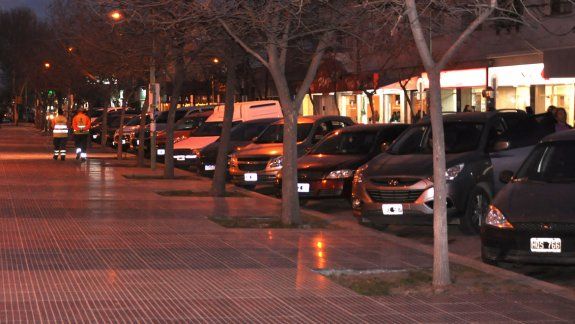 Con el nuevo sistema, habrá algunas calles del centro que dejarán de tener estacionamiento a 45º. En Fernández Oro está decidido, en otras harán pruebas.