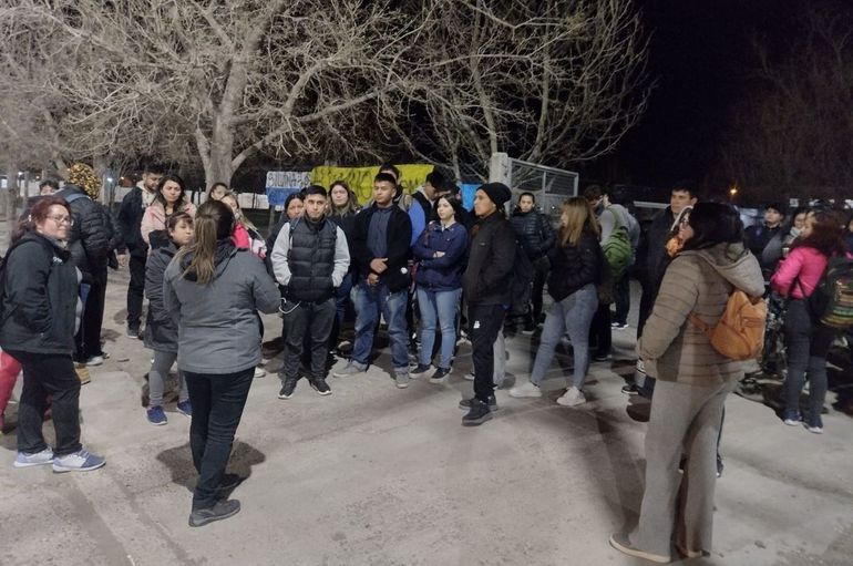 Estudiantes del CENS 21 siguen reclamando mejoras edilicias